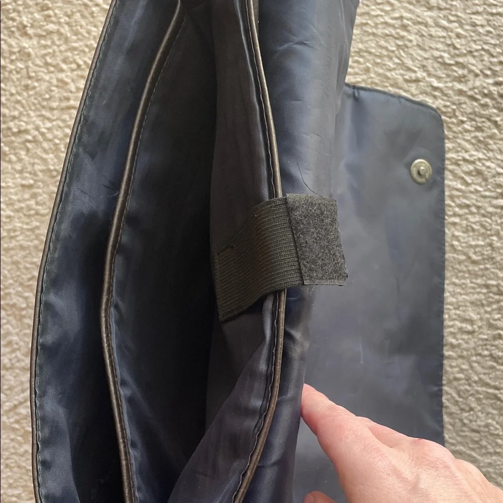 Kenneth Cole Reaction Black Messenger Bag - Picture 6 of 9